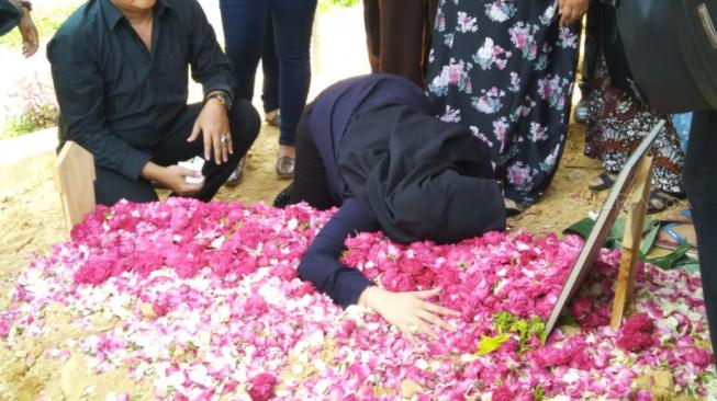 Roro Fitria histeris di makam ibundanya.[Matamata.com/Bima Sandria Argasona]