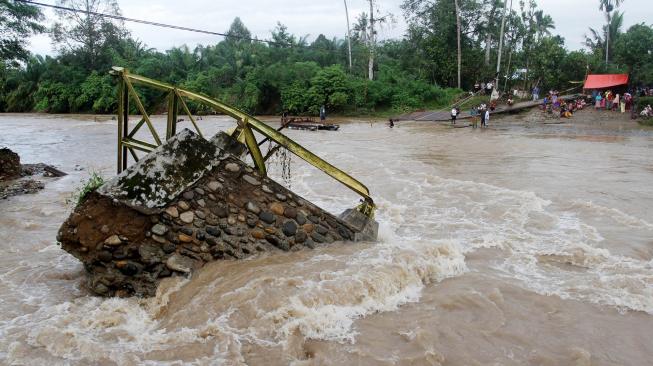 Suasana jembatan semi permanen yang roboh akibat banjir di Jorong Lubuk Gobing, Nagari Silaping, Kecamatan Ranah Batahan, Kabupaten Pasaman Barat, Sumatera Barat, Rabu (17/10). [ANTARA FOTO/Muhammad Arif Pribadi]