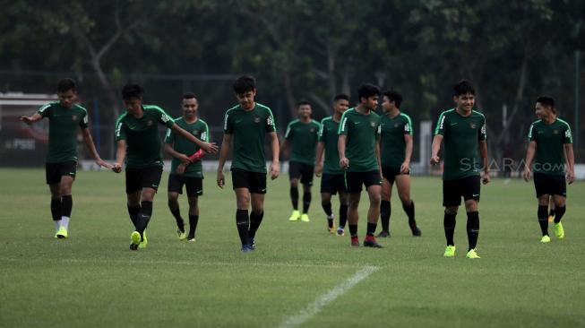 Pemain Timnas U-19 melakukan latihan jelang laga perdana Grup A Piala AFC U-19 melawan Taiwan di Lapangan A Kompleks GBK, Jakarta, Rabu (17/10). [Suara.com/Muhaimin A Untung]