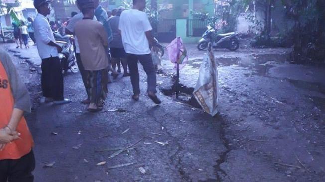 Hujan Lebat dan Angin Kencang, Tanah di Tangerang Retak-retak