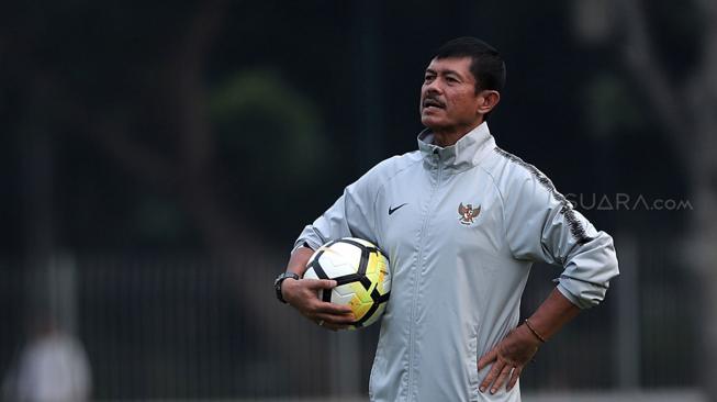 Pelatih Timnas U-19 Indra Sjafri memberi arahan pada timnya saat latihan di Lapangan A Kompleks GBK, Jakarta. [Suara.com/Muhaimin A Untung]