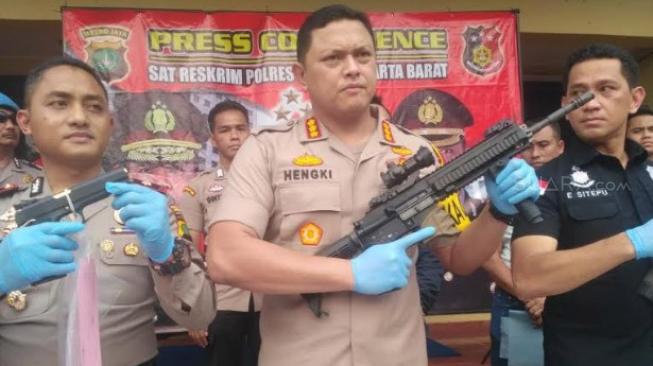 Polisi Temukan Senpi Ilegal di Apartemen Tempat Ommy Bunuh Diri