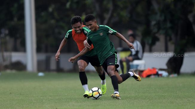 Pemain Timnas U-19 melakukan latihan jelang laga perdana Grup A Piala AFC U-19 melawan Taiwan di Lapangan A Kompleks GBK, Jakarta, Rabu (17/10). [Suara.com/Muhaimin A Untung]