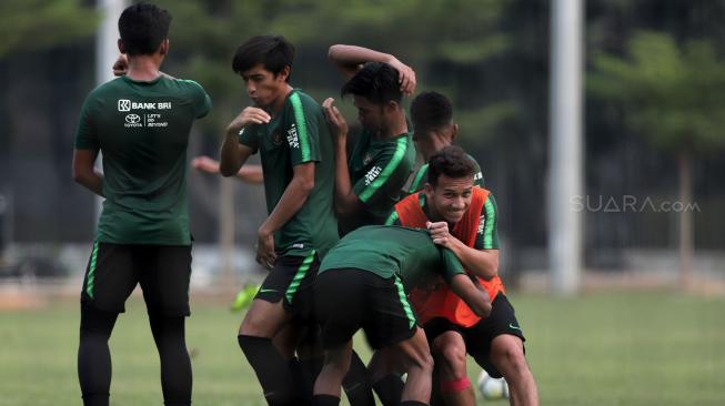 Pemain Timnas U-19 melakukan latihan jelang laga perdana Grup A Piala AFC U-19 melawan Taiwan di Lapangan A Kompleks GBK, Jakarta, Rabu (17/10). [Suara.com/Muhaimin A Untung]