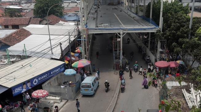 Kendaraan melintas di Jalan Jatibaru Raya, Tanah Abang, Jakarta, Rabu (17/10). [Suara.com/Muhaimin A Untung]