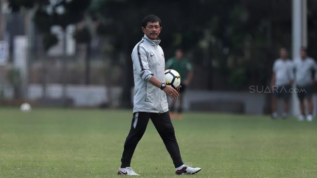Pelatih Timnas U-19 Indra Sjafri memberi arahan pada timnya saat latihan di Lapangan A Kompleks GBK, Jakarta. [Suara.com/Muhaimin A Untung]