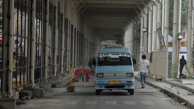 Kendaraan melintas di Jalan Jatibaru Raya, Tanah Abang, Jakarta, Rabu (17/10). [Suara.com/Muhaimin A Untung]