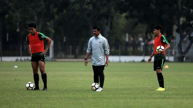 Pelatih Timnas U-19 Indra Sjafri memberi arahan pada timnya saat latihan jelang laga perdana Grup A Piala AFC U-19 melawan Taiwan di Lapangan A Kompleks GBK, Jakarta, Rabu (17/10). Suara.com/Muhaimin A Untung]