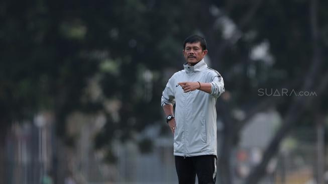 Indra Sjafri Serahkan Ban Kapten Timnas Indonesia U-22 ke Andy Setyo