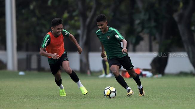 Pemain Timnas U-19 melakukan latihan jelang laga perdana Grup A Piala AFC U-19 melawan Taiwan  di Lapangan A Kompleks GBK, Jakarta, Rabu (17/10). [Suara.com/Muhaimin A Untung]