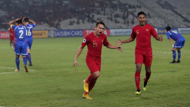 Pemain Timnas Indonesia Egy Maulana Vikri bersama Muhammad Rafli selebrasi usai mencetak gol ke gawang Timnas Taiwan dalam penyisihan Grup A Piala Asia U-19 di Stadion Utama Gelora Bung Karno, Jakarta, Kamis (18/10). [Suara.com/Muhaimin A Untung]