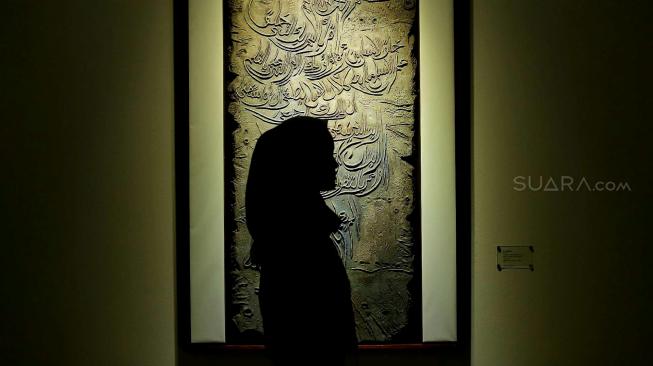 Pengunjung mengamati sejumlah karya saat pameran seni yang bertajuk 'Menyigi Masa' di Galeri Nasional, Jakarta, Kamis (18/10). [Suara.com/Muhaimin A Untung]