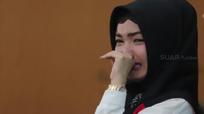 Terdakwa kasus penyalahgunaan narkotika Roro Fitri saat menjalani sidang putusan di Pengadilan Negeri Jakarta Selatan, Kamis (18/10). [Suara.com/Muhaimin A Untung]