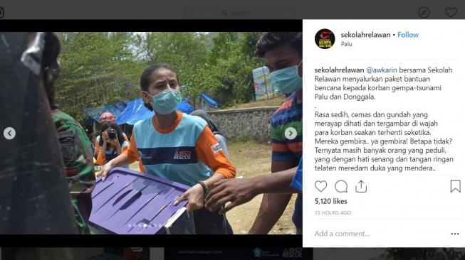 Awkarin menjadi relawan di Palu. [instagram/sekolahrelawan]