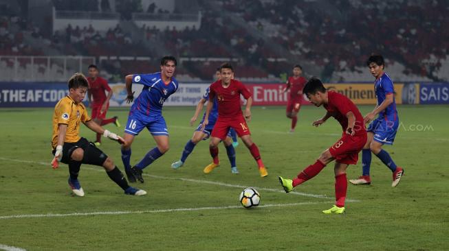 Pemain Timnas Indonesia Witan Sulaeman menembak bola ke gawang Timnas Taiwan dalam penyisihan Grup A Piala Asia U-19 di Stadion Utama Gelora Bung Karno, Jakarta, Kamis (18/10). [Suara.com/Muhaimin A Untung]