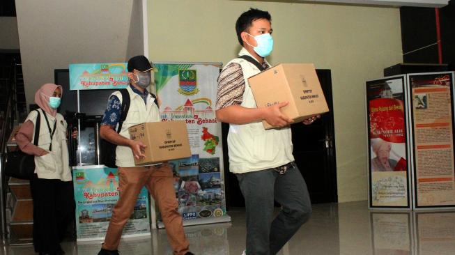 Penyidik KPK membawa sejumlah barang bukti kasus operasi tangkap tangan dugaan suap perizinan proyek pembangunanan Meikarta usai melakukan penggeledahan di Kantor Dinas Penanaman Modal dan Pelayanan Terpadu Satu Pintu (DPMPTSP) Kabupaten Bekasi, di Cikarang, Jawa Barat, Rabu (17/10). [ANTARA FOTO/Risky Andrianto]