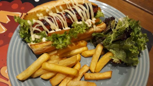 Royale Hotdog di Royale Bakery and Cafe. (Suara.com/Risna Halidi)