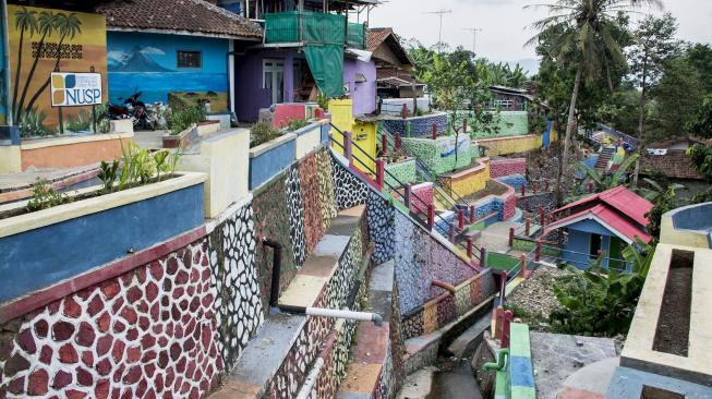 
Pemandangan di Jurang Pelangi, Warudoyong, Sukabumi, Jawa Barat, Kamis (18/10). [ANTARA FOTO/Nurul Ramadhan]