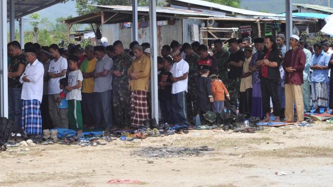 Sejumlah umat muslim pengungsi korban gempa dan pencairan tanah (likuifaksi) menjalankan ibadah salat jumat di tempat ibadah sementara di lokasi pengungsian di Petobo, Palu, Sulawesi Tengah, Jumat (19/10). (ANTARA FOTO/Mohamad Hamzah)