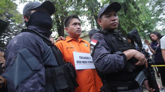 Penyidik Subdit Kejahatan dan Kekerasan (Jatanras) Ditreskrimum Polda Metro Jaya melakukan gelar rekonstruksi terkait kasus peluru nyasar gedung DPR RI di Lapangan Tembak, Senayan, Jakarta, Jumat (19/10). [Suara.com/Muhaimin A Untung]