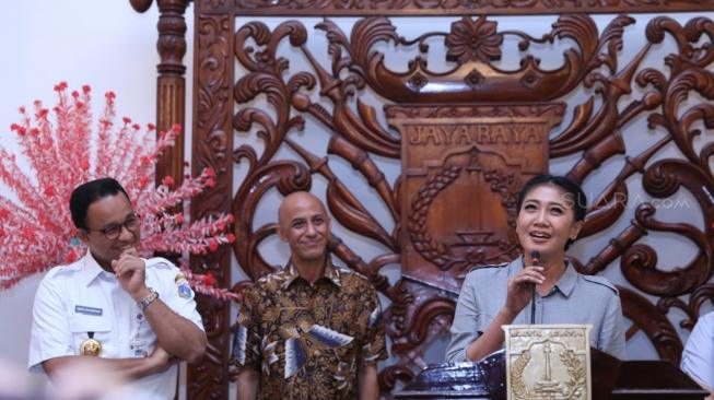 Eris Suzan bersama Gubernur DKI Jakarta Anies Baswedan, dalam konfrensi pers acara Jakarta Melayu Festival. (Wahyu Tri Laksono/Suara.com)