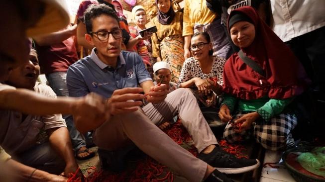 Pakai Sepatu Sambil Duduki Cabai, Sandiaga : Indonesia Lagi Pedes