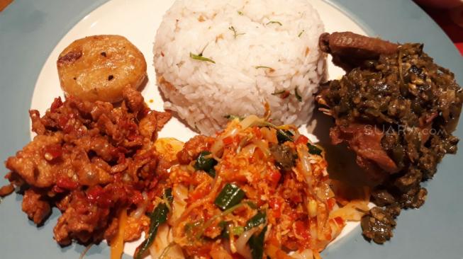 Nasi gurih ayam cabe ijo di Royale Bakery and Cafe. (Suara.com/Risna Halidi)