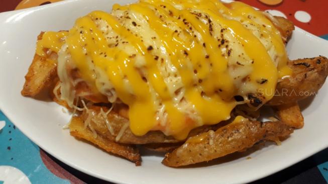 Cheese Dogfries di Royale Bakery and Cafe. (Suara.com/Risna Halidi)