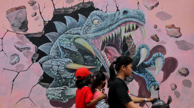 Sejumlah warga beraktifitas di Kampung mural tiga dimensi Pekayon Jaya, Bekasi, Jawa Barat, (19/10). (Suara.com/Fakhri Hermansyah)