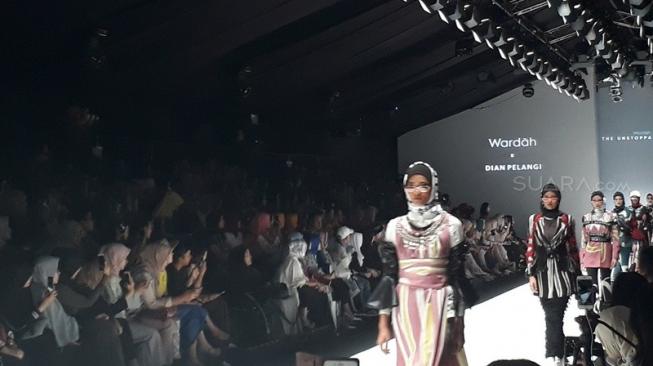 Dian Pelangi Bawa Gaya Sporty di Ajang Jakarta Fashion Week 2019