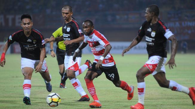 Madura United dan Persipura Berbagi Poin di Pekan 26