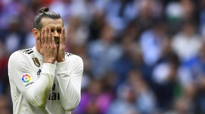 Ekspresi Pemain depan Real Madrid, Gareth Bale, usai timnya dikalahkan Levante di stadion Santiago Bernabeu, Madrid, Spanyol, Sabtu (20/10). [AFP/GABRIEL BOUYS]