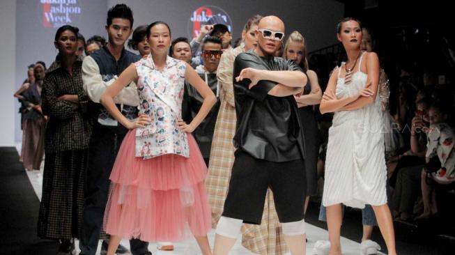 Sejumlah model saat menampilkan baju hasil rancangan desainer lokal dan International pada pembukaan Jakarta Fashion Week (JFW) 2019 di Senayan, Jakarta, Sabtu (20/10).(Suara.com/Fakhri Hermansyah)