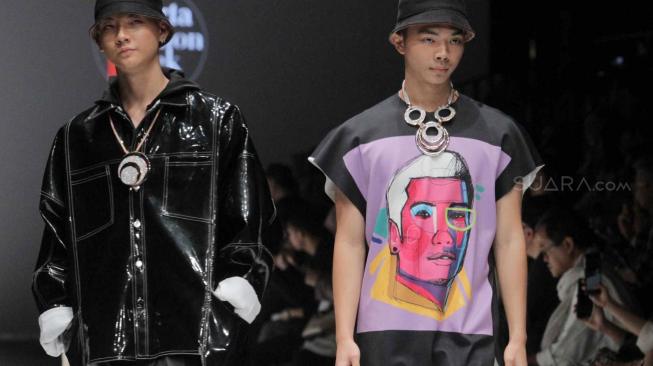 Sejumlah model saat menampilkan baju hasil rancangan desainer lokal dan International pada pembukaan Jakarta Fashion Week (JFW) 2019 di Senayan, Jakarta, Sabtu (20/10).(Suara.com/Fakhri Hermansyah)