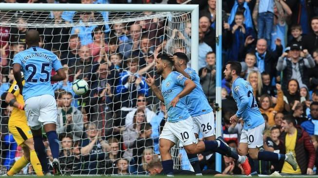 Pemain Manchester City Sergio Aguero rayakan golnya ke gawang Burnley dalam pertandingan yang berlangsung di Etihad Stadium, Sabtu (20/10/2018) [AFP]