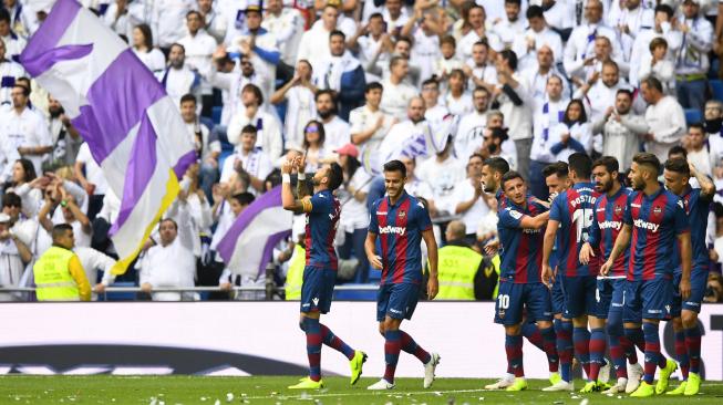 Gelandang Levante Jose Luis Morales merayakan golnya setelah mencetak gol ke gawang Real Madrid selama pertandingan sepak bola liga Spanyol Real Madrid melawan Levante di Stadion Santiago Bernabeu, Madrid, Spanyol, Sabtu (20/10). [AFP/GABRIEL BOUYS]
