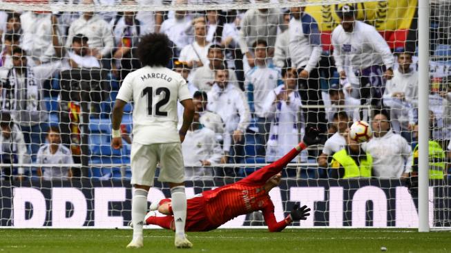 Penjaga gawang Real Madrid Thibaut Courtois gagal menghentikan bola selama pertandingan sepak bola liga Spanyol Real Madrid melawan Levante di Stadion Santiago Bernabeu, Madrid, Spanyol, Sabtu (20/10). [AFP/GABRIEL BOUYS]