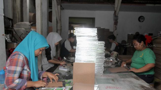 Proses pembuatan alas kue di Duren Sawit, Jakarta Timur, Sabtu (20/10). (Suara.com/Fakhri Hermansyah)