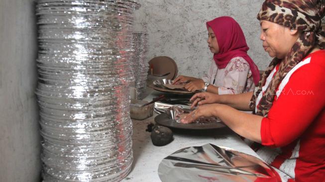 Proses pembuatan alas kue di Duren Sawit, Jakarta Timur, Sabtu (20/10). (Suara.com/Fakhri Hermansyah)