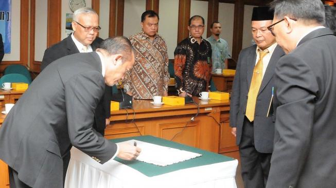 Sekretaris Jenderal KLHK, Bambang Hendroyono, melantik satu pejabat pimpinan tinggi pratama (eselon II) lingkup KLHK, Timbul Batubara sebagai Kepala Balai Besar Konservasi Sumber Daya Alam (KSDA) Nusa Tenggara Timur. (Dok: KLHK)