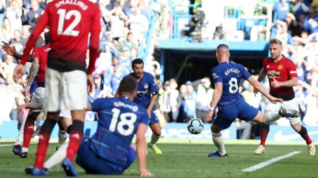 Pemain Chelsea Ross Barkley menjebol gawang MU yang dikawal David De Gea dalam laga yang berlangsung di Stamford Bridge, Sabtu (20/10/2018) [AFP]