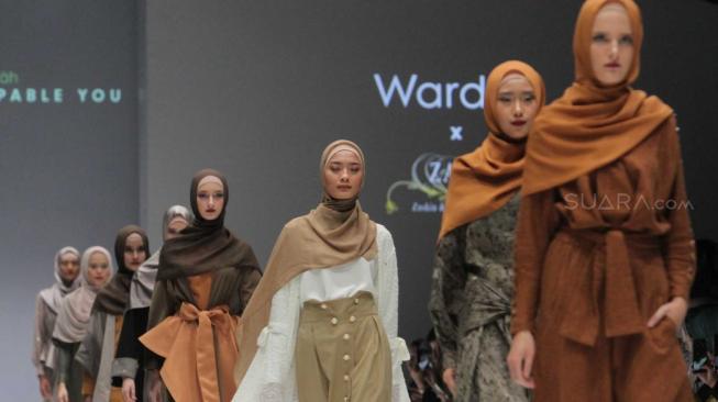 Sejumlah model saat menampilkan karya Desainer Zasi (Zaskia-Shireen Sungkar)  pada Jakarta Fashion Week 2019 di Senayan, Jakarta Pusat, Sabtu (20/10). (Suara.com/Fakhri Hermansyah)