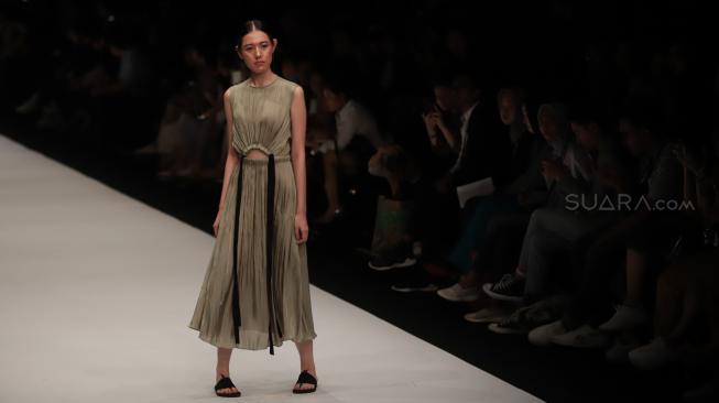 Model memperagakan busana rancangan Peggy Hertanto dalam perhelatan Jakarta Fashion Week 2019 di Senayan City, Jakarta, Minggu (21/10). [Suara.com/Muhaimin A Untung]