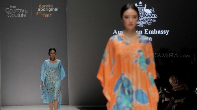 Sejumlah model saat menampilkan karya  Novita Yunus-Batik Chic pada Jakarta Fashion Week 2019 di Senayan, Jakarta Pusat, Sabtu (20/10).  (Suara.com/Fakhri Hermansyah)