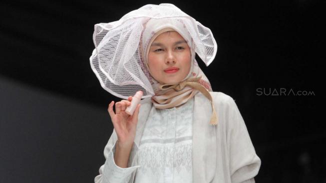 Model saat menampilkan produk Kosmetik Wardah pada Jakarta Fashion Week 2019 di Senayan, Jakarta Pusat, Sabtu (20/10). (Suara.com/Fakhri Hermansyah)