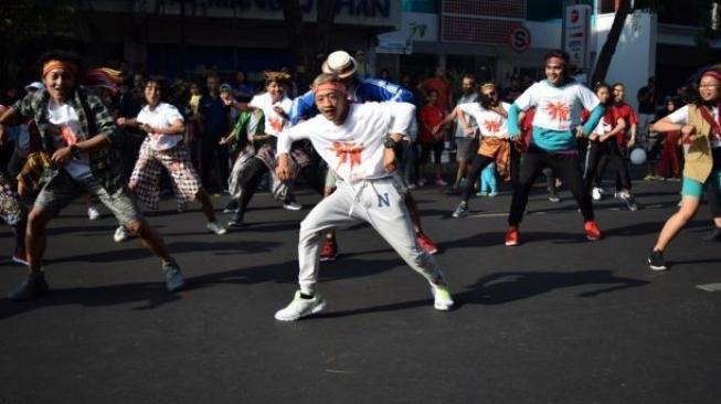 Sebanyak 20 orang penari memeriahkan kegiatan car free day pada Minggu (21/10/2018) di Solo. (Suara.com/DocBakti Budaya Djarum Foundation)