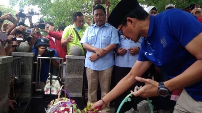 Sandiaga Uno Lakukan Ini di Makam Penyanyi Legendaris Gombloh