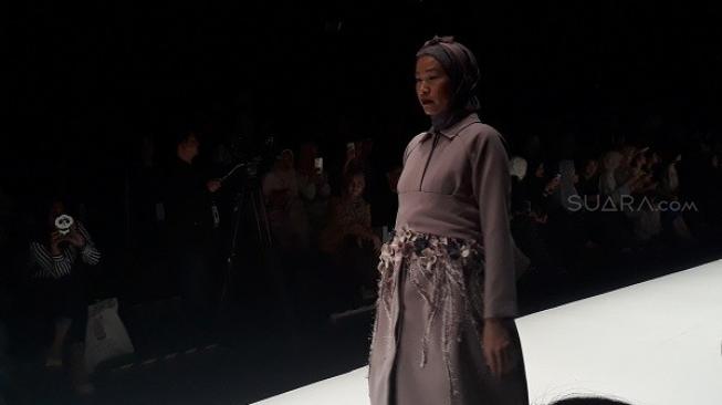 Pagelaran busana The Unstoppable You : Tokyo by ETU di catwalk Jakarta Fashion Week 2019, Sabtu (10/20/2018), Restu Anggraini menampilkan deretan jilbab anti-lepek karyanya. (Suara.com/Risna Halidi)