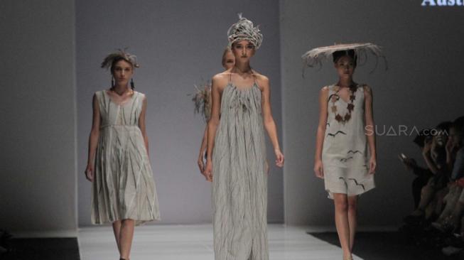 Sejumlah model saat menampilkan karya kolaborasi antara Australian fashion showcase bersama collections  Aboriginal Arts Centres dan Alumni, Novita Yunus-Batik Chic di Jakarta Fashion Week 2019, Senayan, Jakarta Pusat, Sabtu (20/10).  (Suara.com/Fakhri Hermansyah)