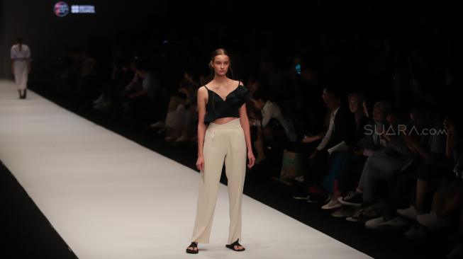 Model memperagakan busana rancangan Peggy Hertanto dalam perhelatan Jakarta Fashion Week 2019 di Senayan City, Jakarta, Minggu (21/10). [Suara.com/Muhaimin A Untung]